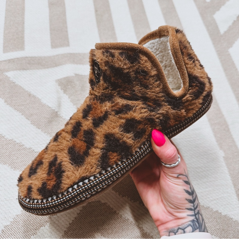Ariat leopard fur Sherpa lined slippers M size 7.5 - 8